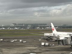 西はかなりお天気悪そうな空模様の中、羽田ターミナル1から出発！