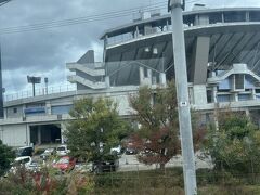 松山駅を出発してしばらくすると、坊ちゃんスタジアムの隣を走ってた(^_^)