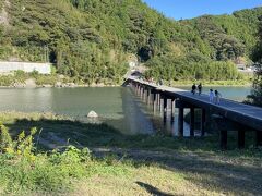 名越屋沈下橋へ。
さすがの相方もとーーっても細い道を車で通る勇気はなく。
川も広くて結構な距離だけど地元の人は運転できるんですよね。すごいっ