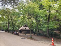 春日大社から若草山へ抜ける道の途中に、茅葺屋根の休憩処
水谷茶屋