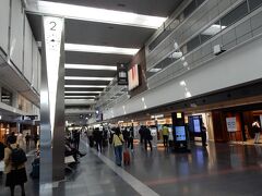 8:00の羽田空港第1ターミナル南ウイングです。

早朝便の出発が一段落したのか、あまり混んでいません。