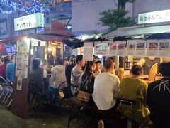 中洲の那珂川沿いに並ぶ屋台街です。20店舗位でしょうか
多くの人が小さな椅子に座り、歓談しています。