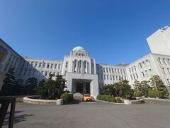 二之丸庭園から大通りに出ると、見えたのは愛媛県庁の素敵な建物