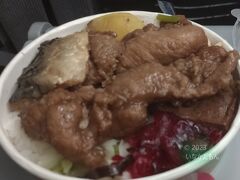 花蓮駅で買った駅弁
台湾旅の中で一二を争う美味しさ(笑
１００台湾ドル