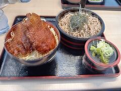 混む前にと11時頃に早めのお昼ご飯。長野名物のカツ丼と信州そばをいただきました。

カツ丼がめちゃめちゃ美味しくて、卓上の追いソースをかけながらバクバク食べました⸜(˃ ᵕ ˂ )⸝