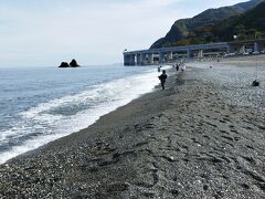 9時過ぎまで、境海岸で釣りをしましたが、
釣れないので、移動開始。
新潟県の親不知に来ました。
ここは、道の駅が海岸線にあり、目の前で翡翠拾いができるのです。
駐車場から見たときは、多くの釣り人がいると思ってのですが、ほぼ全員翡翠を探していました。