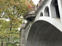 音無橋にやってきました。
渋沢栄一も寄付したという橋です。
