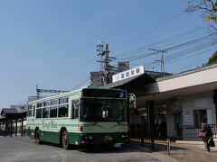 富田林駅の駅前にはさっそく金剛バスが停車していました。
富田林駅前は金剛バスのターミナルになっているようです。