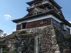 芦原温泉駅からバスで「丸岡城」へ
昭和23年の福井大地震で天守は倒壊しましたが
部材を70%以上再利用し組み直して昭和30年に修復再建
重要文化財指定