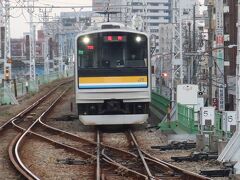 電車が来ました
ただいまの時間はだいたい10分間隔で運転していますが､行先はまちまち

鶴見から離れるに従って本数は当然少なくなります