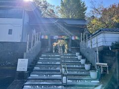 駅と四万十川の間にあるのが岩本寺。
四国八十八ヶ所の37番札所です。

大型バスの駐車場もあるので、
団体のお遍路さんがいらっしゃった。