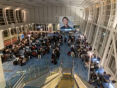 お腹も満たされたので、搭乗口に来ました。いちばん遠いゲートでした