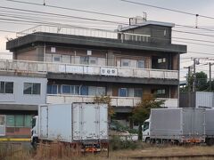 ひとつ前の浅野駅からは海芝浦支線が分岐していましたが､この安善駅からは大川支線が分岐

正式には大川支線はこの次の武蔵白石駅から分岐となっていますが､平成8年に大川支線の車両を更新する際に車両限界に抵触するため武蔵白石駅の大川支線ホームが撤去され､実質的にはこの安善駅が大川支線の分岐駅となります

こちらの駅の駅名の由来は安田財閥の創業者で､鶴見線の前身である鶴見臨港鉄道を支援した安田善次郎に因んでいます