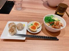 たぬき氏（夫）の好きな一風堂へ
ぽめ丸（私）は写真のセット
たぬき氏はラーメンを食べていました。

半熟卵がいい感じ
にしても成田空港、人少なかったなあ
