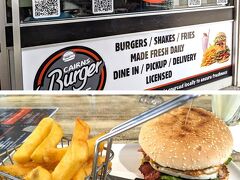 ポートダグラスからケアンズへは、でレンタカーでノンストップで。
車窓から見つけたお店
「Cairns Burger Cafe　ケアンズバーガーカフェ」
日本人客ばかり。日本人お姉さんスタッフがいて、食べやすいハンバーガーを教えてもらったらとても美味しい。人気店のようです。配達してくれるの？
https://www.cairnsburgercafe.com.au/