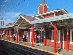 特徴的な駅舎の太美駅