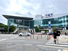 ソウル駅の現駅舎です。日本統治時代に建てられた旧駅舎は、現在博物館として一般公開されています。
両替をするため、明洞まで徒歩で移動しました。