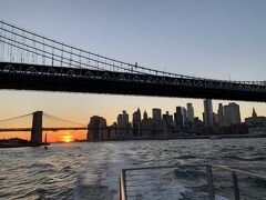 17時40分発（４～５分遅れてたけど）に無事乗れました。
夕焼けをバックに２つの橋とロウワーマンハッタンのシルエットが綺麗！