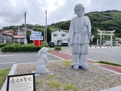 大国主命と白うさぎの像がある、「道の駅　神話の里　白うさぎ」。
道路をはさんだ北側には、白兎海岸があります。