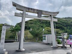 道の駅と隣接している、白兎神社。

白兎は、大国主命と八上姫との縁を取りもった縁結びの神様。
またここは、日本で初めてのラブストーリーの発祥地でもあるんだって。