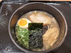 鳥取で食べたかったものの1つ、牛骨ラーメン。

ごっつおらーめん700円。
とんこつのような匂いはなく、今までに食べたことがない独特の味でした。