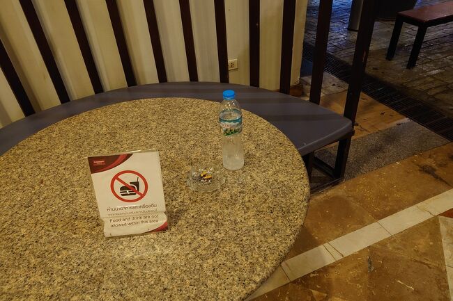 日本時間5時、現地の3時頃に目覚めるんよ<br />ベットでYouTube聴きながらゴロゴロして、5時になったらいっぷくしに下へ