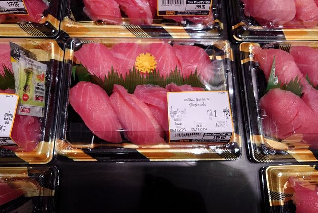 きれいなマグロの握り<br />買って帰ってこれ昼ごはんにしたかった…<br />もうバンコク住めるな