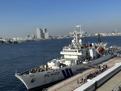 昨日と違って外が騒がしく行列が出来てる。
ナニかな？って調べると横浜海上保安部 巡視船「さがみ」が一般公開されていたようで、
その見学をしたい人がめっちゃ並んでいました。
