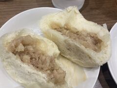 辛子がよく合います。福岡では、肉まんは酢醤油で食べますよ！