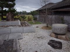 吉備津神社から徒歩数分の場所には、栄西(1141-1215)の生誕地もあります。南宋に留学し、禅宗(臨済宗)や茶の湯をもたらした人物です。実は、吉備津神社に代々仕えた賀陽氏の出自です。