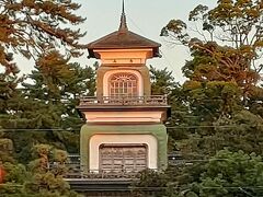 夕暮れ時の『尾山神社』。珍しい和漢洋の3つの建築様式が用いられた「神門」最上階にはめ込まれたステンドグラスが印象的。