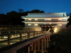 尾山神社からそのまま行ける金沢城公園。西側の玉泉院丸側にあり、黒い海鼠漆喰が特徴の『鼠多門』。