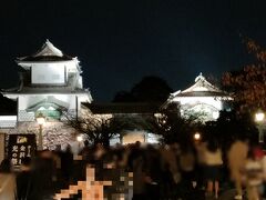 金沢城公園は『チームラボ 金沢城 光の祭』をやっているので人人人！