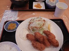レストランで早い夕食をいただいて帰路につきました。
私はカキフライ定食(970円)、夫はもつ鍋定食(1000円）←大絶賛
地場品の販売もあって、ここで買った柿が美味しかったです。

奥多摩の地図も今回新調したので、今度はどこへ行こうかと(^^)
神奈川県民にとってはちょっと遠いですが、ヒルがいないのがいいな~
春にでも♪
