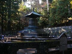２０７段の階段を上ったところに
徳川家康公のお墓があります
昔はここまで入れなかったらしい・・