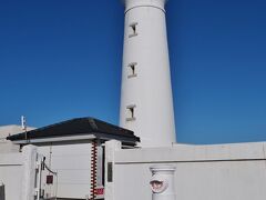 犬吠埼灯台は犬吠テラステラスの目と鼻の先
入口で300円の志納金をお支払い。