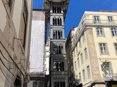 【大混雑でサンタ・ジュスタのエレベーターはパス】
ロシオ広場から少し海沿いにあるので、かの有名なサンタ・ジュスタのエレベーターである。Santa　Justaは、ポルトガル語読みで、サンタ・「ジュ」スタ、スペイン語読みでサンタ・「フ」スタ。こんなところでも、ポルトガルとスペインの違いを感じた。お互いの文化を尊重しあおう。