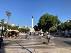 ぶらぶらと、あちらこちらを曲がったり進んだりしているうちにリスボン旧市街のヘソの役割を果たしているロシオ広場に到着した。円柱の上にデンと乗っているのは、ポルトガルからブラジルに渡って行った初代ブラジル皇帝ドンペドロ1世（1798-1834）の像である。皆んな、銅像なんかに興味を払わず飲食とかブティックでショッピング。何の変哲もない観光地風景こそ平和の証拠だ。