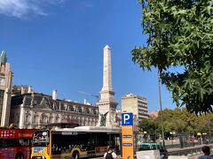 【レスタウラドーレス広場とケーブルカー】
ロシオ広場の奥に続いているのがレスタウラドーレス広場。ロシオ広場と混同しがちであるが、中央に建っているのが銅像ではなくオベリスクであるのが瞬時に見分けるポイント。このオベリスクは、ポルトガルがスペインとの同君連合を解消し、晴れて本来のポルトガル王国に戻った1640年を記念している。
私たちは両国を似たり寄ったりだと思っているが別物である。ニッポン人だって、向こうの人から「ニッポンもコレアも似たり寄ったりでしょ」と思われていたら気分は決して良くないのを心の中で思い出そう。