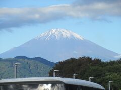 雪をかぶった富士山が美しいです。
と、思っていたら、渋滞に巻き込まれました。左ルートは工事中で閉鎖、右ルートで事故渋滞が起きて、2時間以上のタイムロスになりました。