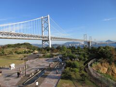 展望台からは、瀬戸内海、瀬戸大橋、パーキングエリアを見晴らせます。
写真は、橋の南側、香川県方面です。