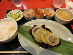 【大衆中華酒場 若林】

天王寺ミオの「若林」でランチ。
酢豚と言っても、普通の炒め合わせたのとは違い、カットされた豚肉の塊にレモンが乗ってます。
薄切りのレモンと一緒に食べると、酸っぱさがプラスされてすごく美味しい。
2種類の小皿、ザーサイ、スープどれも満足～さらに昼飲みでビールをちょこっと。