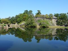 松江城へやって来ました。国宝に敬意を表しての再訪つか、単に明るいうちの(普通の)松江城が見たかっただけ