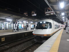 桑名駅で、初めてホームで特急列車の指定券を購入しました。
次の特急の指定券しか買えないのがわからなかったので、少し戸惑いましたが。。
無事に席を確保。。