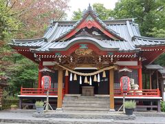 最初に訪れたのが山中諏訪神社。安産、子育、縁結びにご利益がある神社として立ち寄る人が多いです