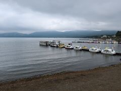 富士五湖で一番大きな山中湖。やっぱり、富士山が見えないと。。。。