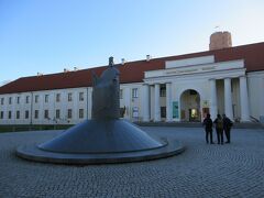 リトアニア国立博物館前。