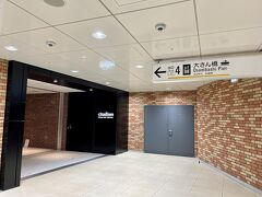 最寄り駅はみなとみらい２１線の日本大通り駅で、横浜駅から４駅６分。

４番出口にはシタディーンのサイネージが。