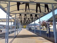 まずは、JR児島駅から歩いて旧下津井電鉄児島駅まで。

このアーケードにつるされているのは、ジーンズです。
なぜなら、旧児島市一帯は繊維産業の街ですから。
あと、この地域には、というか、下津井電鉄の終点の下津井は、たこも名物ですよ。兵庫県の明石程ではないが、こちらも有名です。