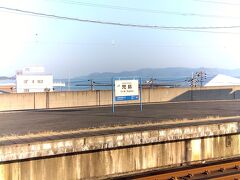 散髪後は、児島駅から岡山に戻ります。
海の向こうに遊びに行く時間はないので、今日は、おとなしく戻るってわけね。
ここから見る対岸が、ちょうど、高松市。